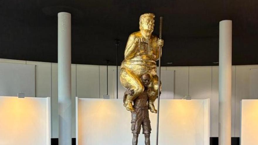 A iniciativa del eurodiputado de la izquierda danesa Per Clausen, el artista Jens Galschiøt llevó a la Eurocámara su obra 'Plaga Naranja'.