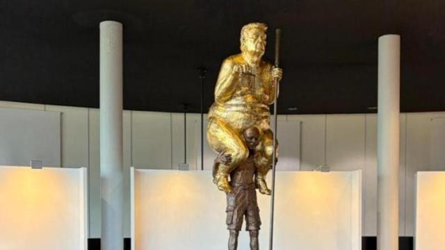 A iniciativa del eurodiputado de la izquierda danesa Per Clausen, el artista Jens Galschiøt llevó a la Eurocámara su obra 'Plaga Naranja'.