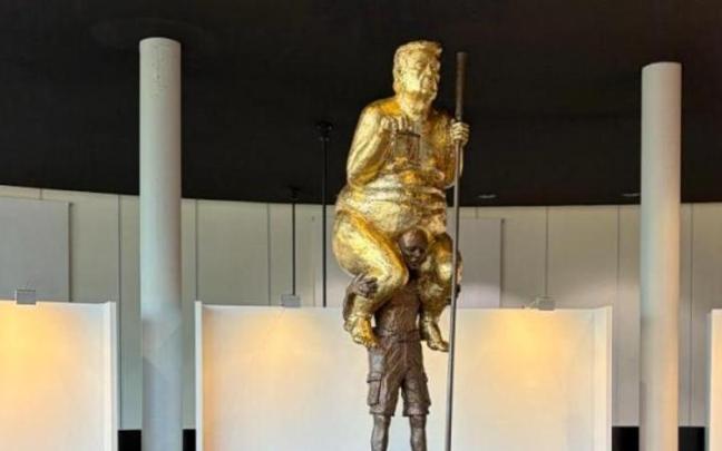 A iniciativa del eurodiputado de la izquierda danesa Per Clausen, el artista Jens Galschiøt llevó a la Eurocámara su obra 'Plaga Naranja'.