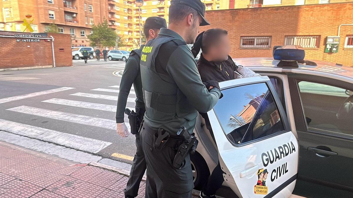 La Guardia Civil detiene en La Rioja un varón por violencia de género, tras arrojarse su pareja por una ventana.