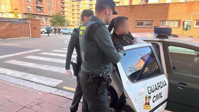 La Guardia Civil detiene en La Rioja un varón por violencia de género, tras arrojarse su pareja por una ventana.