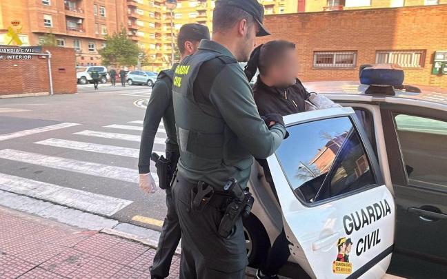 La Guardia Civil detiene en La Rioja un varón por violencia de género, tras arrojarse su pareja por una ventana.
