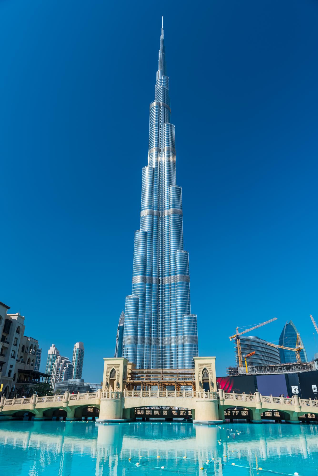 El Burj Khalifa mide 828 metros de altura y tiene más de 160 pisos.