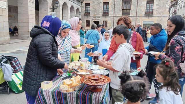 La pasada edición del evento 'Comidas y bailes del mundo'. / Ndank Ndank Elkartea. La pasada edición del evento 'Comidas y bailes del mundo'.