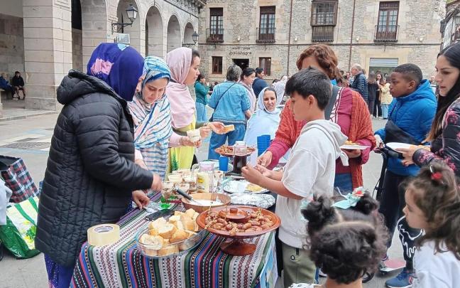 La pasada edición del evento 'Comidas y bailes del mundo'. / Ndank Ndank Elkartea. La pasada edición del evento 'Comidas y bailes del mundo'.