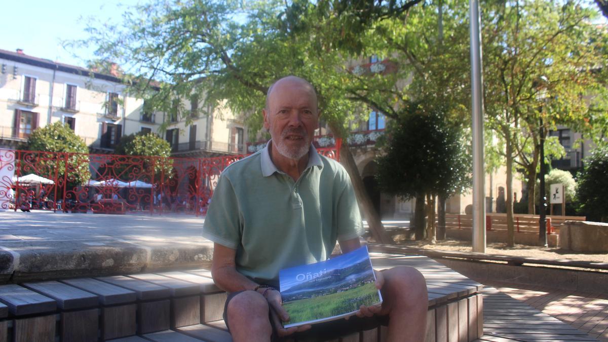 Mendiola con el libro que presentará en Kultur Etxea, ilustrado en su portada con una imagen de Oñati tomada desde la Torre Zumeltzegi.