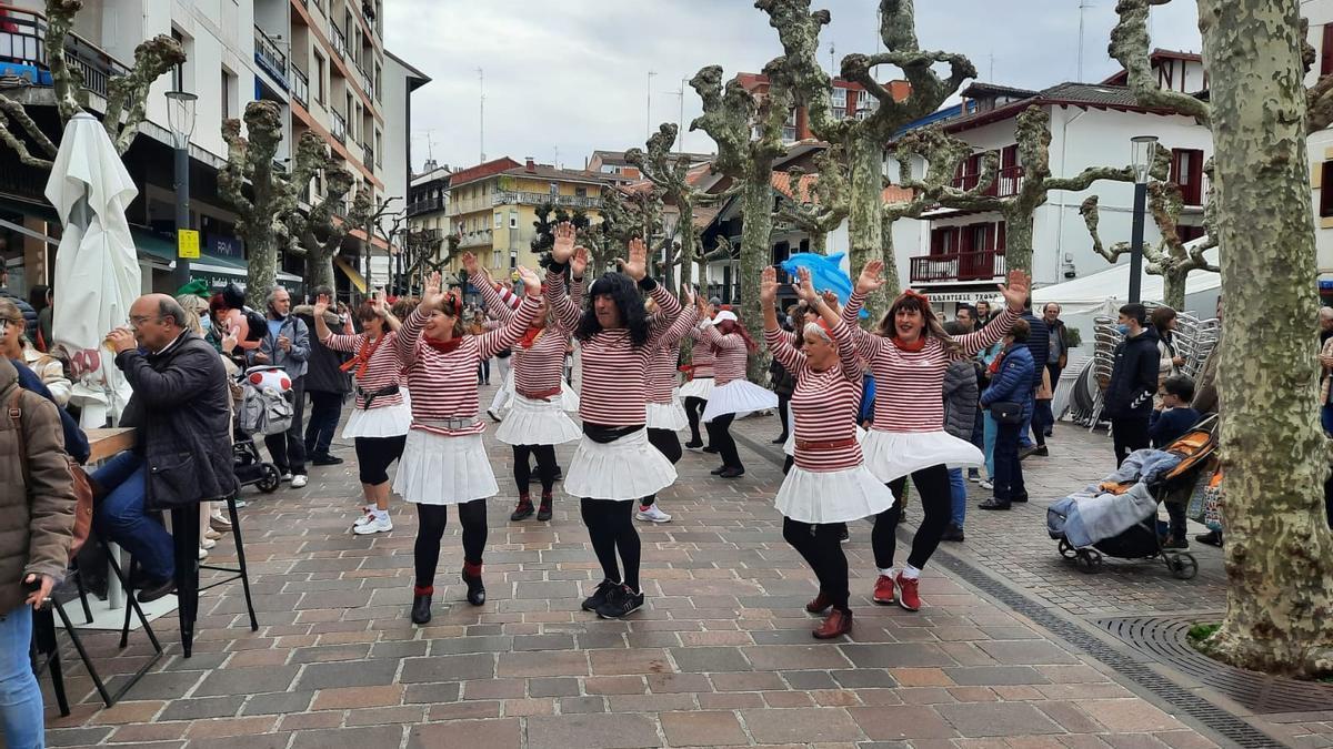 El grupo que cada año anima las calles de Hondarribia durante el Carnaval, desfilando por San Pedro kalea.
