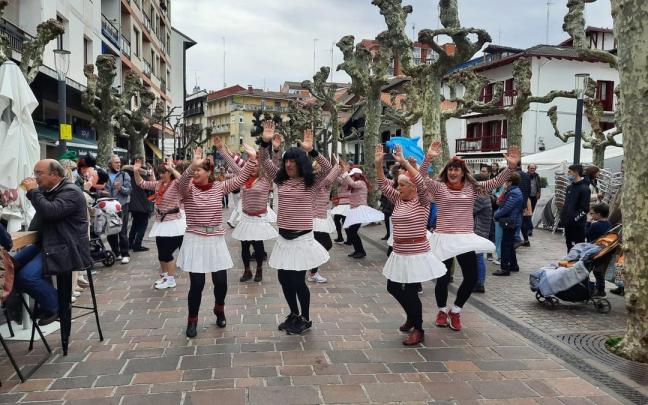 El grupo que cada año anima las calles de Hondarribia durante el Carnaval, desfilando por San Pedro kalea.
