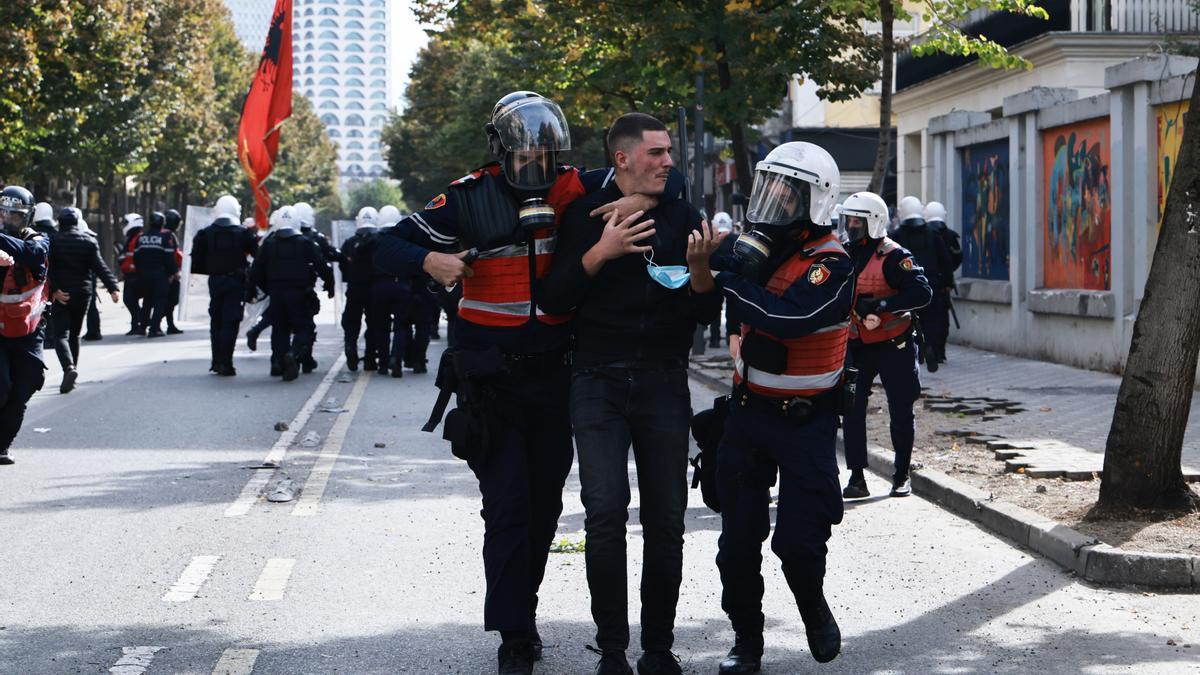Estudiantes y otros manifestantes participan en las continuas protestas antigubernamentales en Tirana, exigiendo mejores condiciones universitarias y la dimisión del primer ministro Edi Rama.