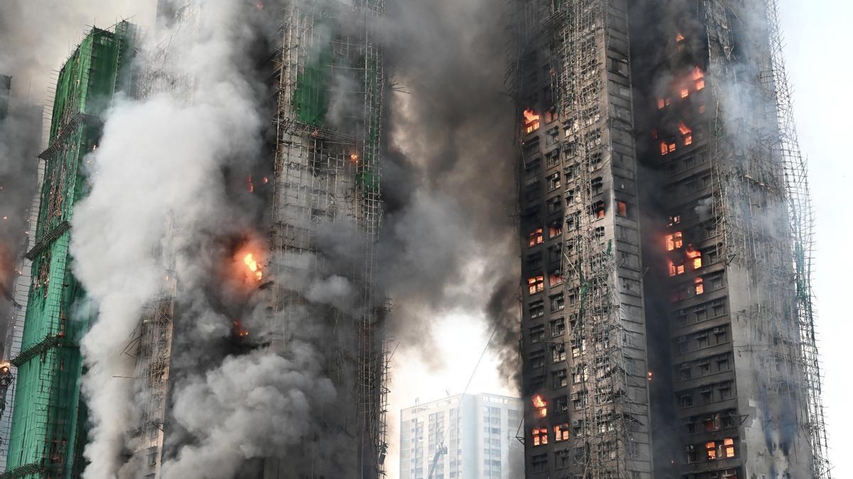 Un enorme incendio calcina un vecindario de Hong Kong