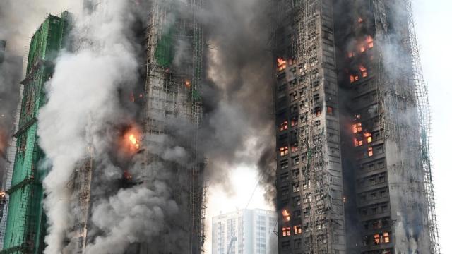 Un enorme incendio calcina un vecindario de Hong Kong