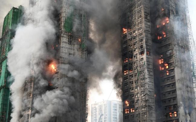 Un enorme incendio calcina un vecindario de Hong Kong