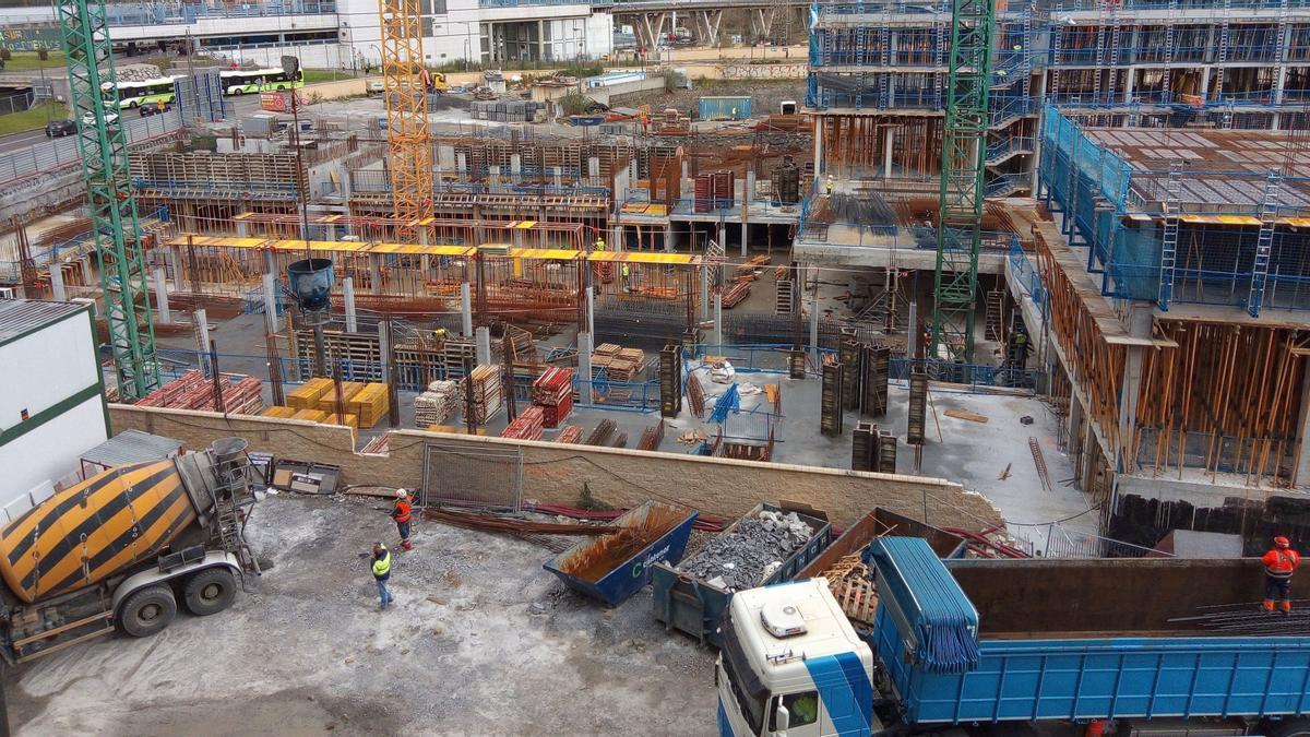 Un grupo de personas trabajan en la construcción de un edificio en Euskadi.