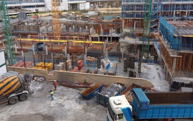 Un grupo de personas trabajan en la construcción de un edificio en Euskadi.
