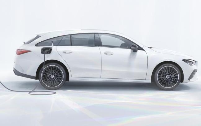 A la versión híbrida enchufable, el CLA suma las microhíbridas y tres diésel.