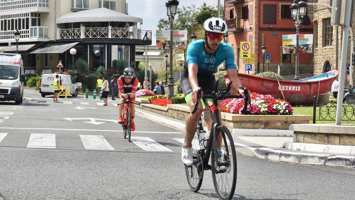 Triatlón de Zarautz en su paso por Getaria.