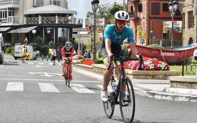 Triatlón de Zarautz en su paso por Getaria. / Pedro Martinez Triatlón de Zarautz en su paso por Getaria.