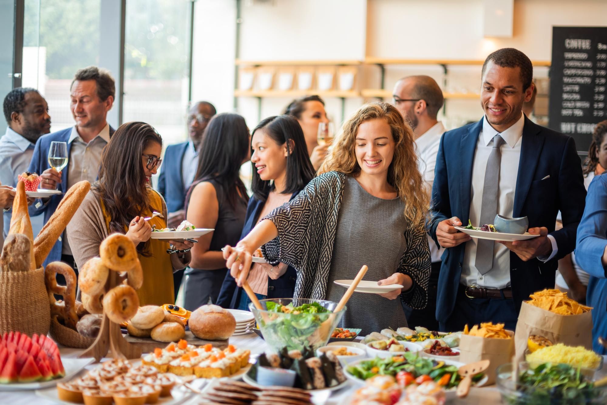 Los invitados disfrutan de un catering en una preboda.