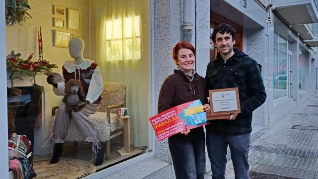 El alcalde Garikoitz Iturbe entrega el premio en el comercio Mimatu.