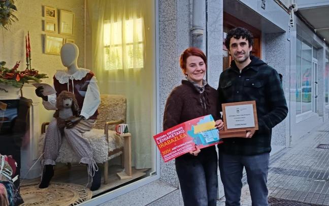 El alcalde Garikoitz Iturbe entrega el premio en el comercio Mimatu.