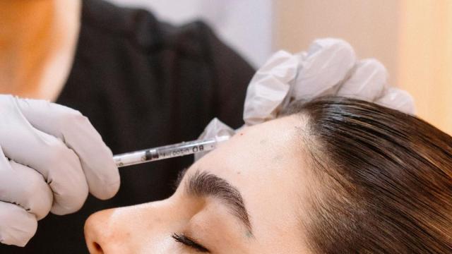 Imputan a pareja de falsos médicos por practicar cirugías a más de 200 personas en Bogotá.