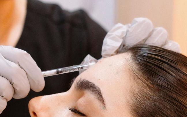 Imputan a pareja de falsos médicos por practicar cirugías a más de 200 personas en Bogotá.