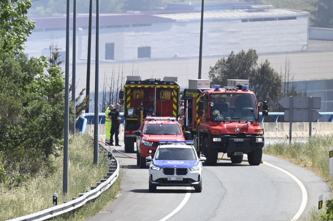 Varias dotaciones de Bomberos acudían a sofocar el incendio registrado ayer por la tarde entre Aretxabaleta y Eskoriatza / Arnaitz Rubio