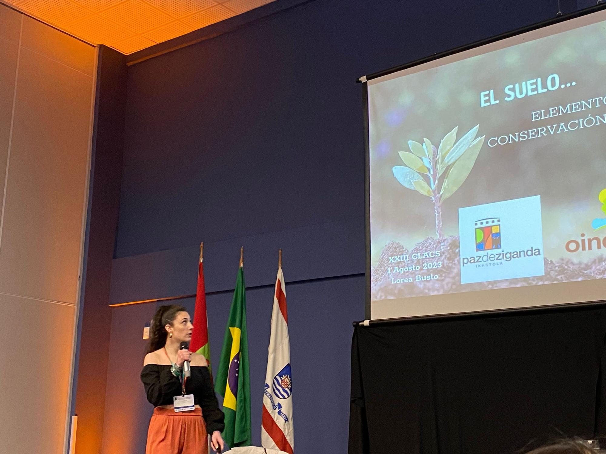 Lorea Busto, presentando la investigación realizada en nombre de la Ikastola en Brasil.