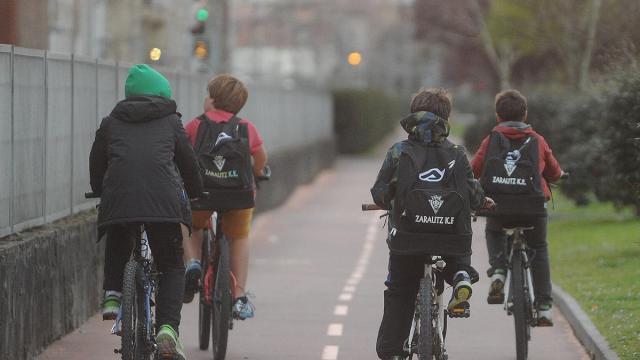 Zarauztarras andando en bicicleta por el bidegorri.