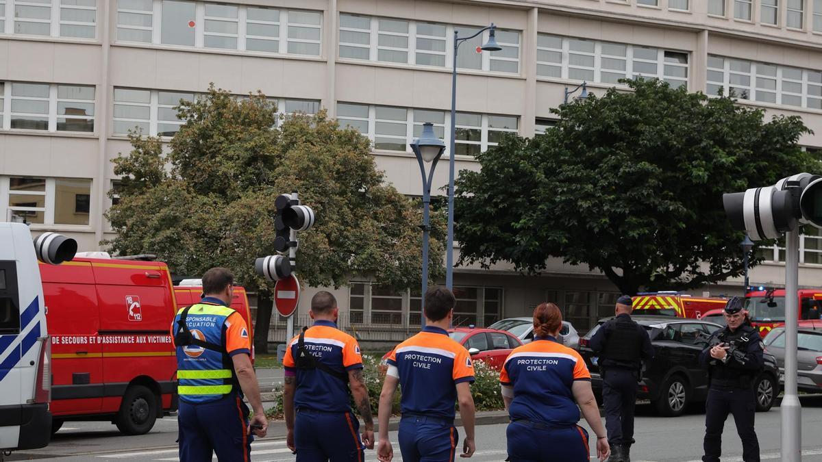 Equipos de emergencias cerca del instituto en el que ha tenido lugar el apuñalamiento múltiple, en Arrás (Francia).