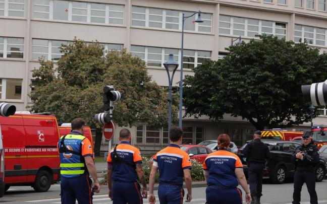 Equipos de emergencias cerca del instituto en el que ha tenido lugar el apuñalamiento múltiple, en Arrás (Francia).