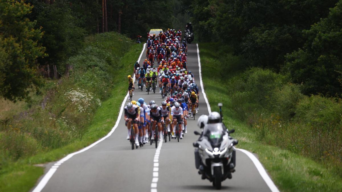 Pelotón escoltado por dos motos durante la segunda etapa del Tour.