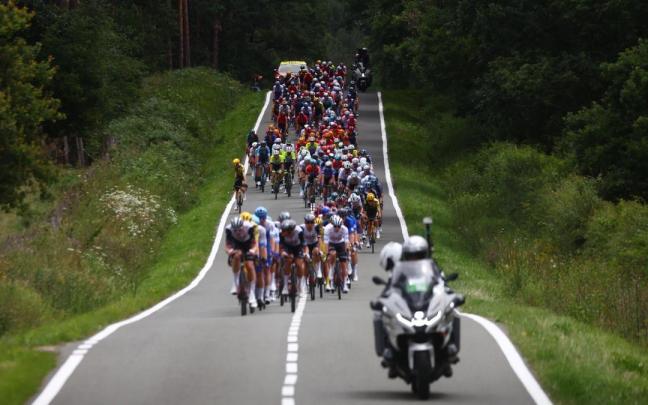 Pelotón escoltado por dos motos durante la segunda etapa del Tour. Pelotón escoltado por dos motos durante la segunda etapa del Tour.