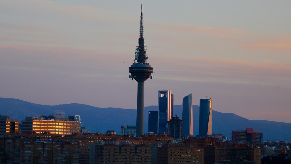 Vistas de las Cuatro Torres de Madrid y de Torrespaña, conocida como 'Pirulí'.