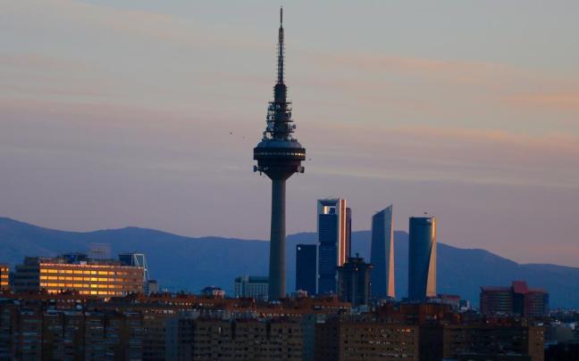 Vistas de las Cuatro Torres de Madrid y de Torrespaña, conocida como 'Pirulí'.
