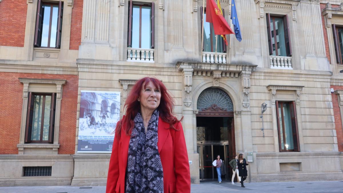 Maite Nosti, candidata de Vox, frente al Parlamento de Navarra