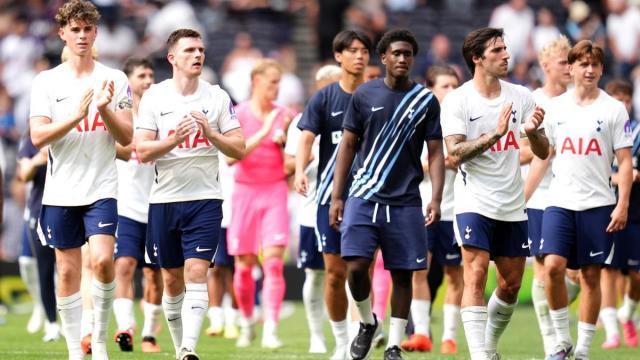 Los jugadores del Tottenham aplauden a su afición.