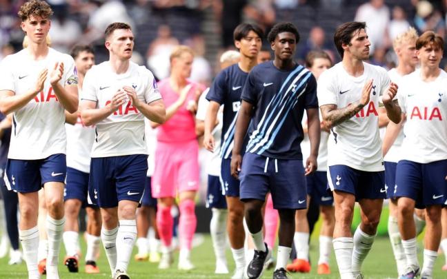 Los jugadores del Tottenham aplauden a su afición.