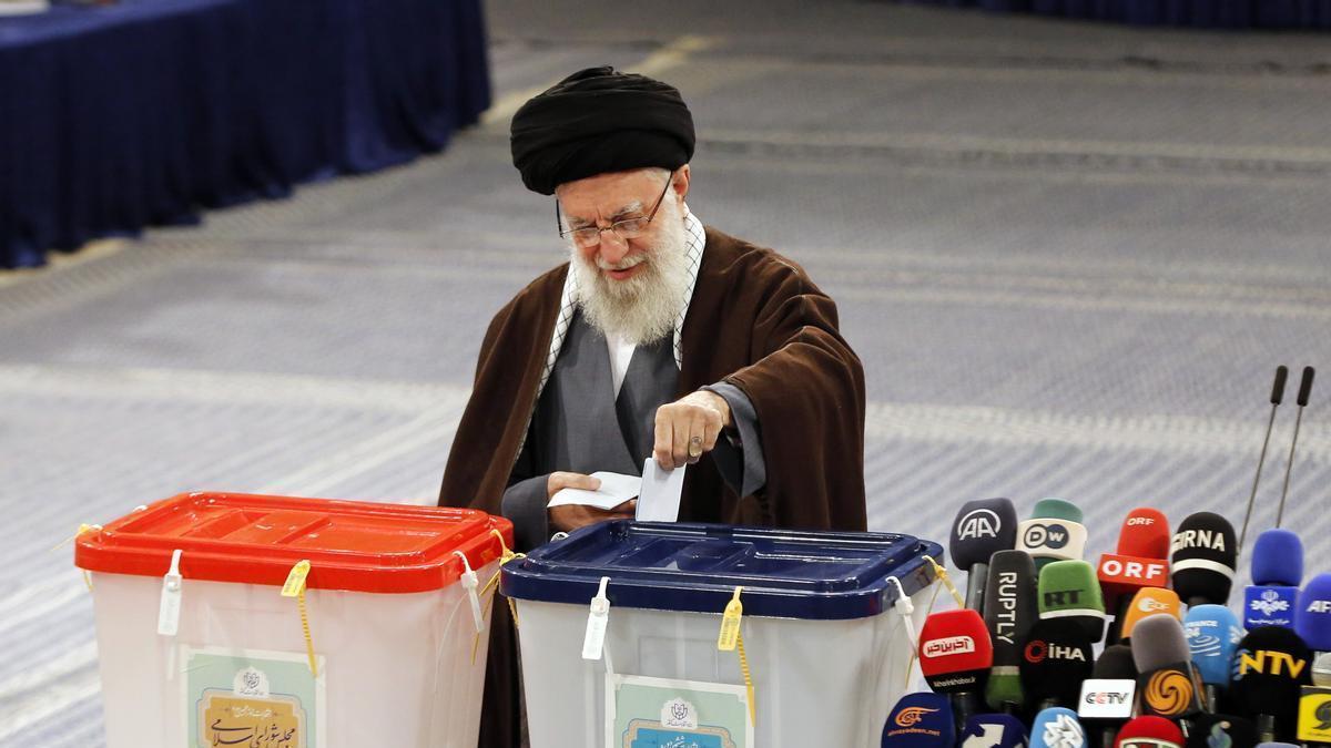 El líder supremo de Irán, el ayatolá Alí Jamenei, votando este viernes.