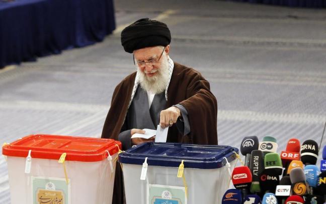El líder supremo de Irán, el ayatolá Alí Jamenei, votando este viernes.