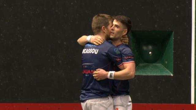 Espinal y Ducassou celebran el triunfo en el Moderno de Baiona.