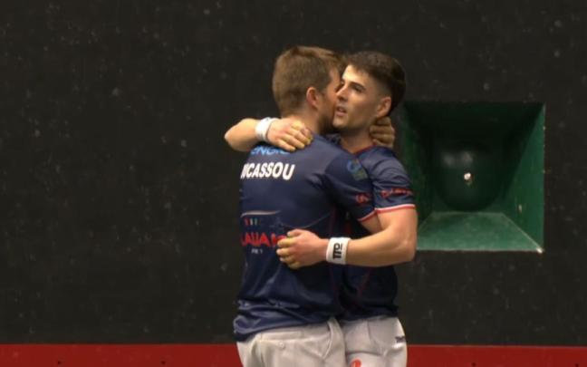 Espinal y Ducassou celebran el triunfo en el Moderno de Baiona.