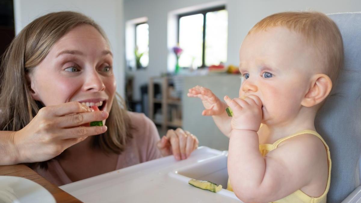 Bebé empieza con la alimentación complementaria.