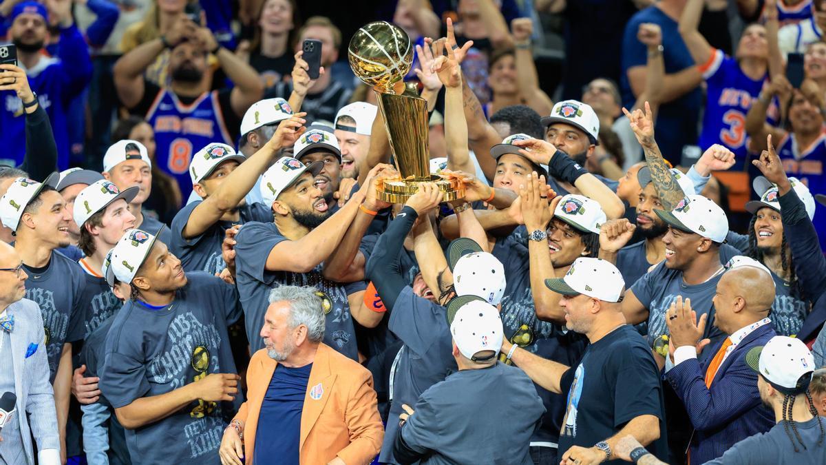 Los jugadores de los New York Knicks celebran el título de la NBA.