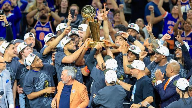 Los jugadores de los New York Knicks celebran el título de la NBA.