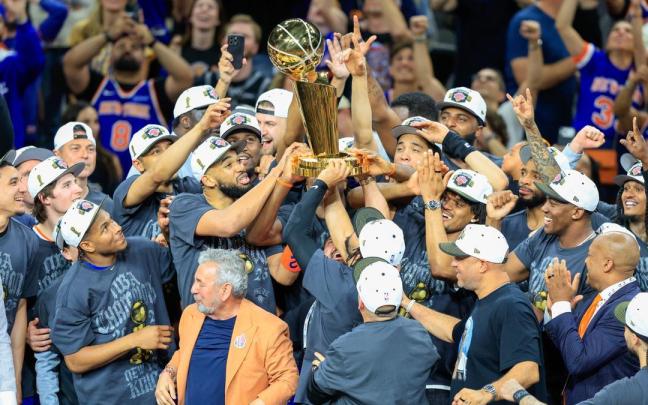Los jugadores de los New York Knicks celebran el título de la NBA.