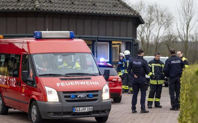 Policías y bomberos en el lugar en el que se ha producido el incendio.