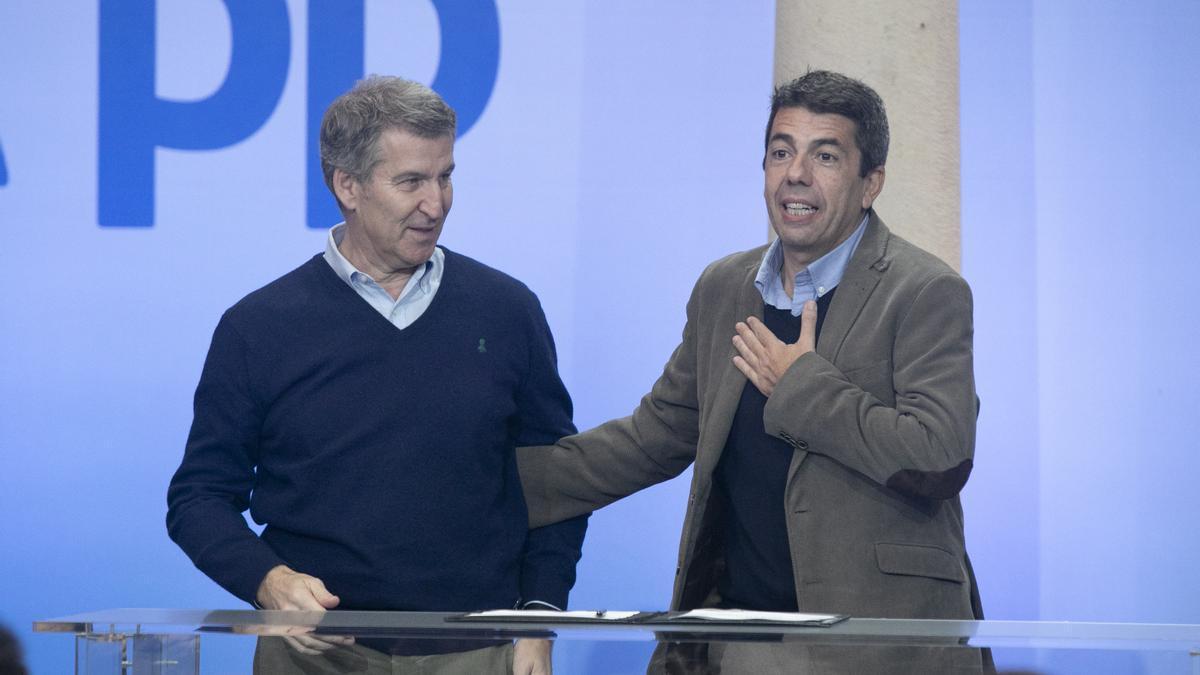 El presidente del PP, Alberto Núñez Feijóo, junto al presidente de la Generalitat valenciana, Carlos Mazón, en un acto hace dos meses. Hoy sería difícil repetir esta imagen