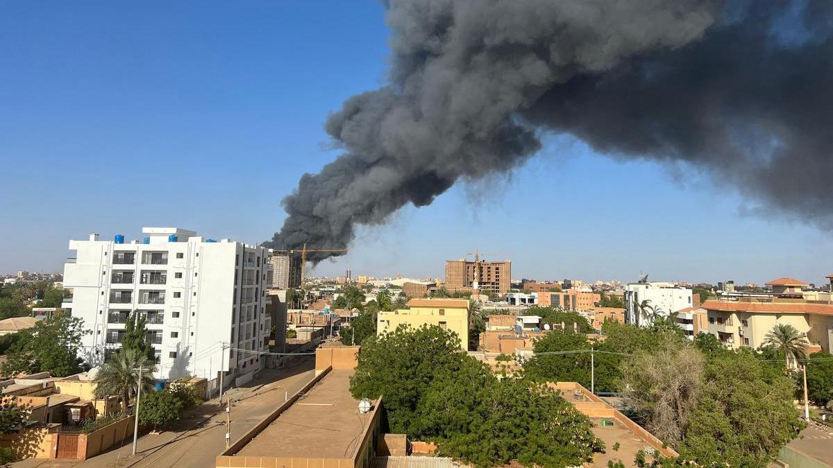 El humo producido por los combates en Jartum.