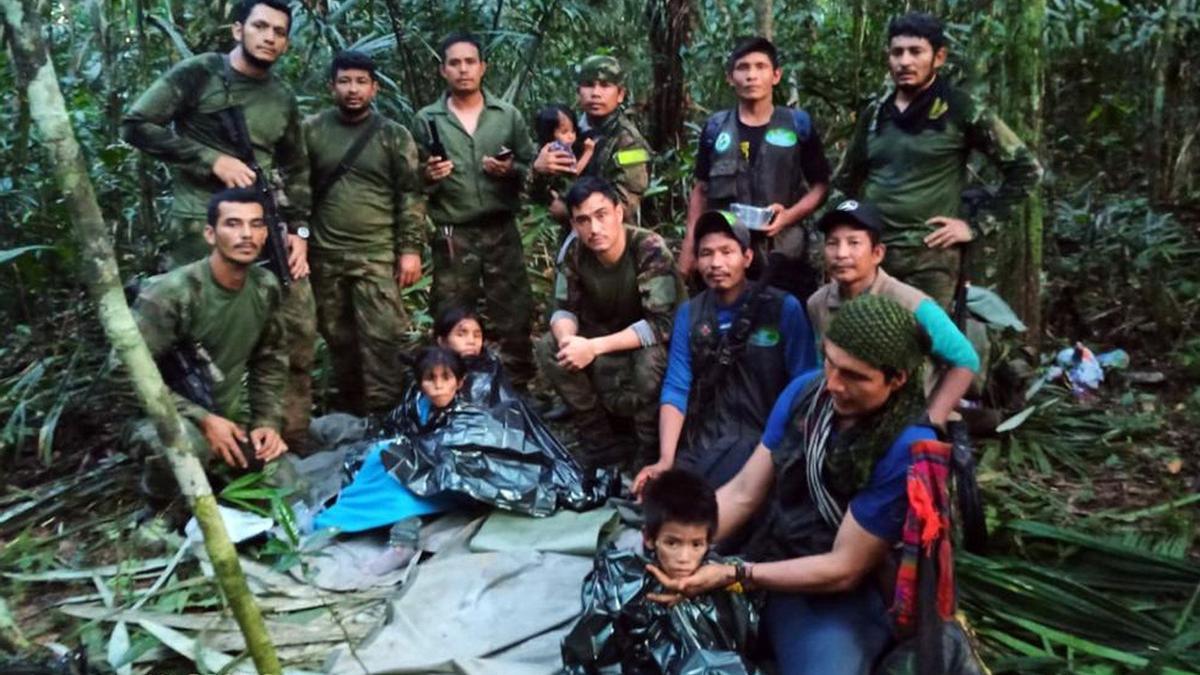 Los cuatro niños, tras ser encontrados en un punto remoto de la selva colombiana.